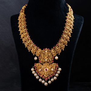 Pure gold necklace with magnificently placed rubies and pearls